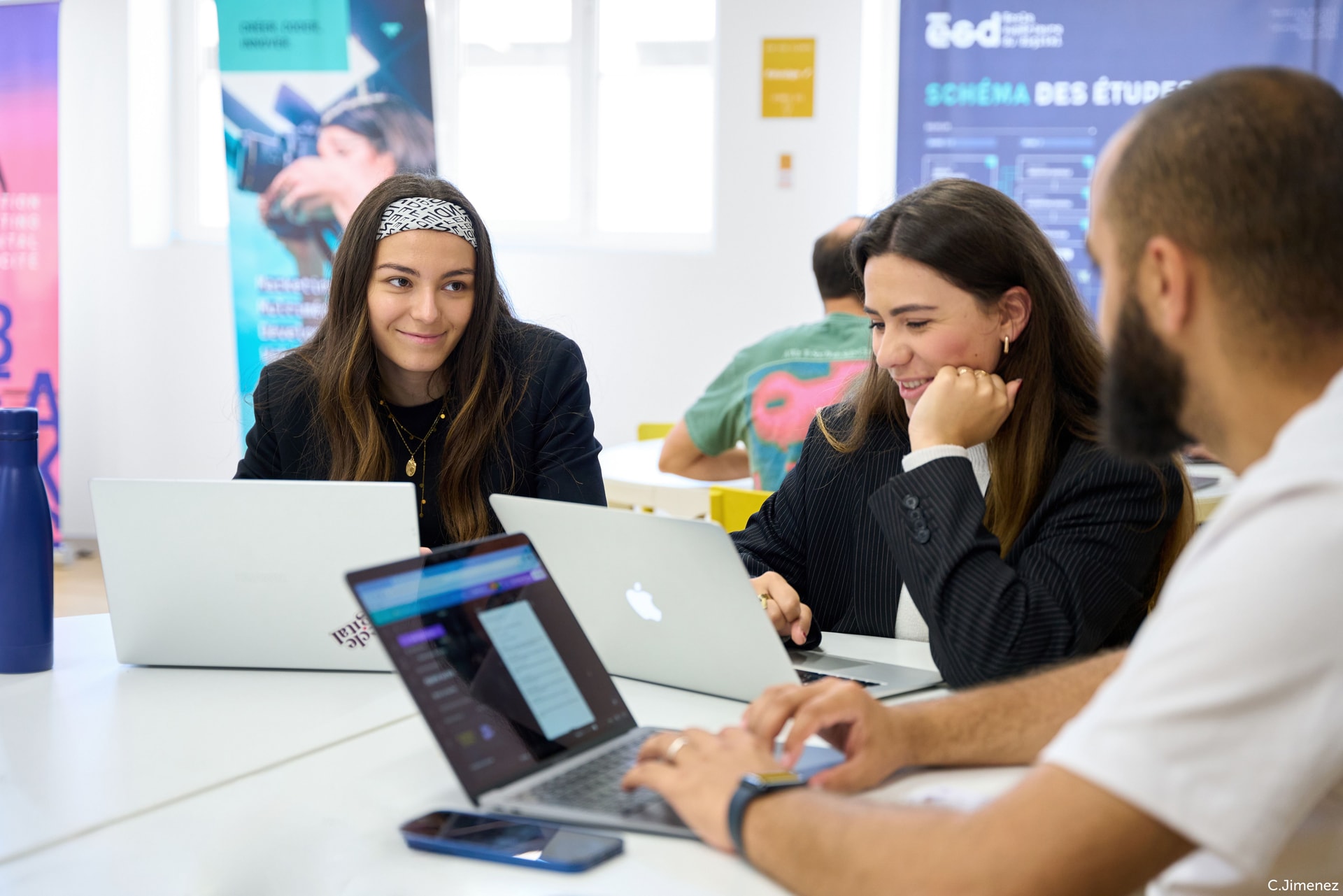 Étudiants coworking esd Lyon