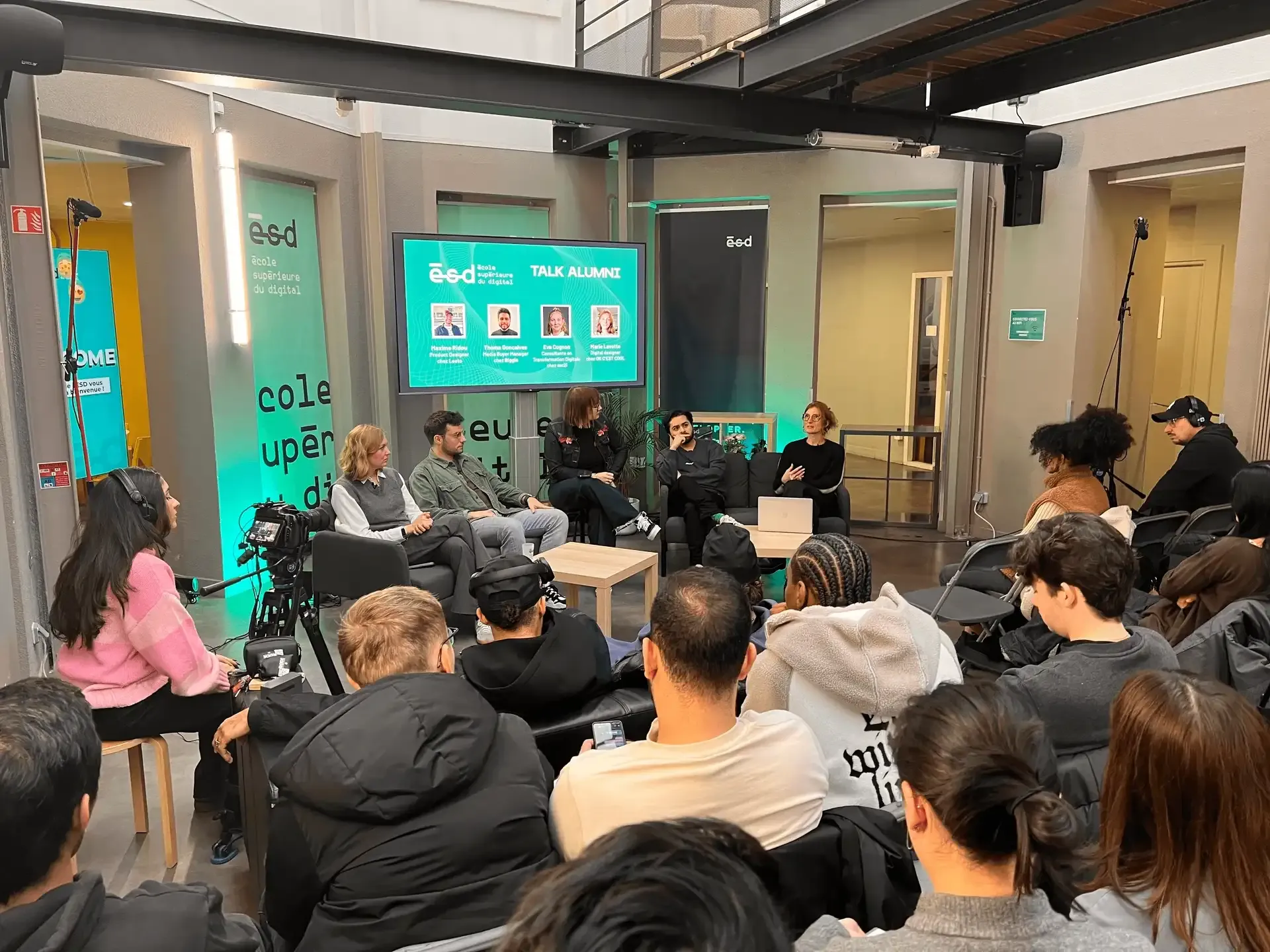 Étudiants assistant à une conférence Talk Alumni à l’ESD Paris avec des professionnels du digital lors d’une table ronde