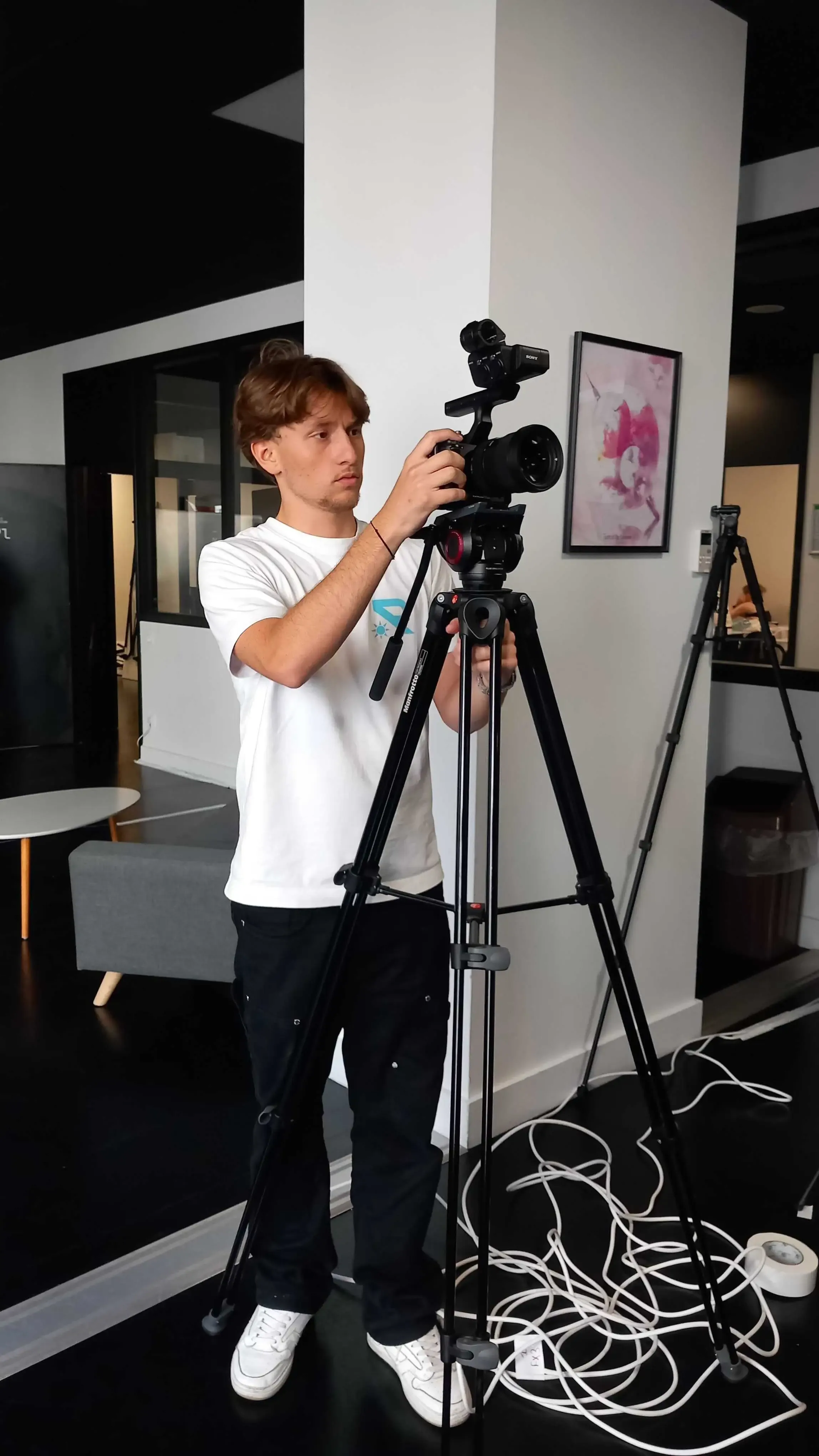 Un étudiant qui fait les réglages de son appareil photo.