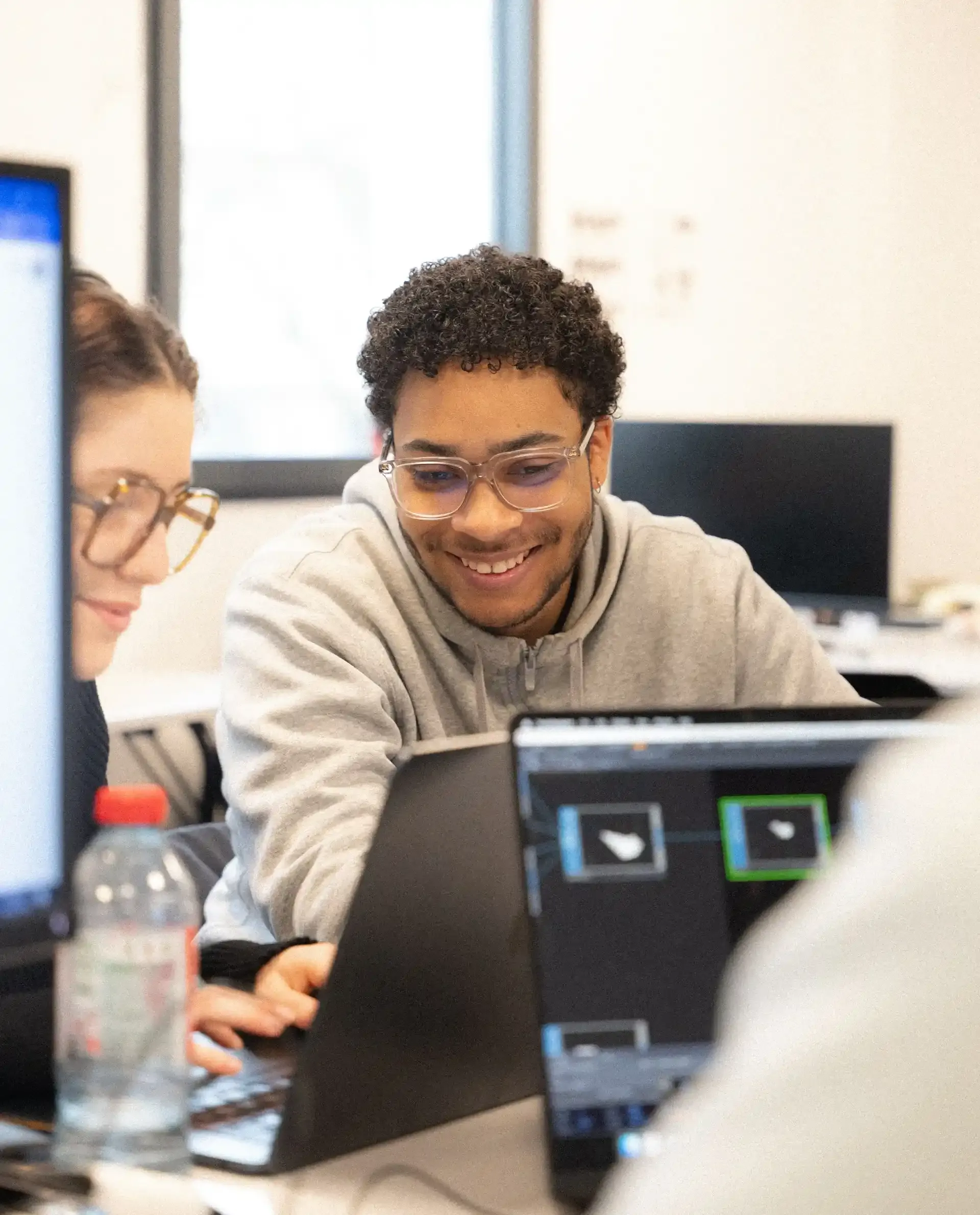 Étudiants travaillant sur un projet digital en bachelor ESD