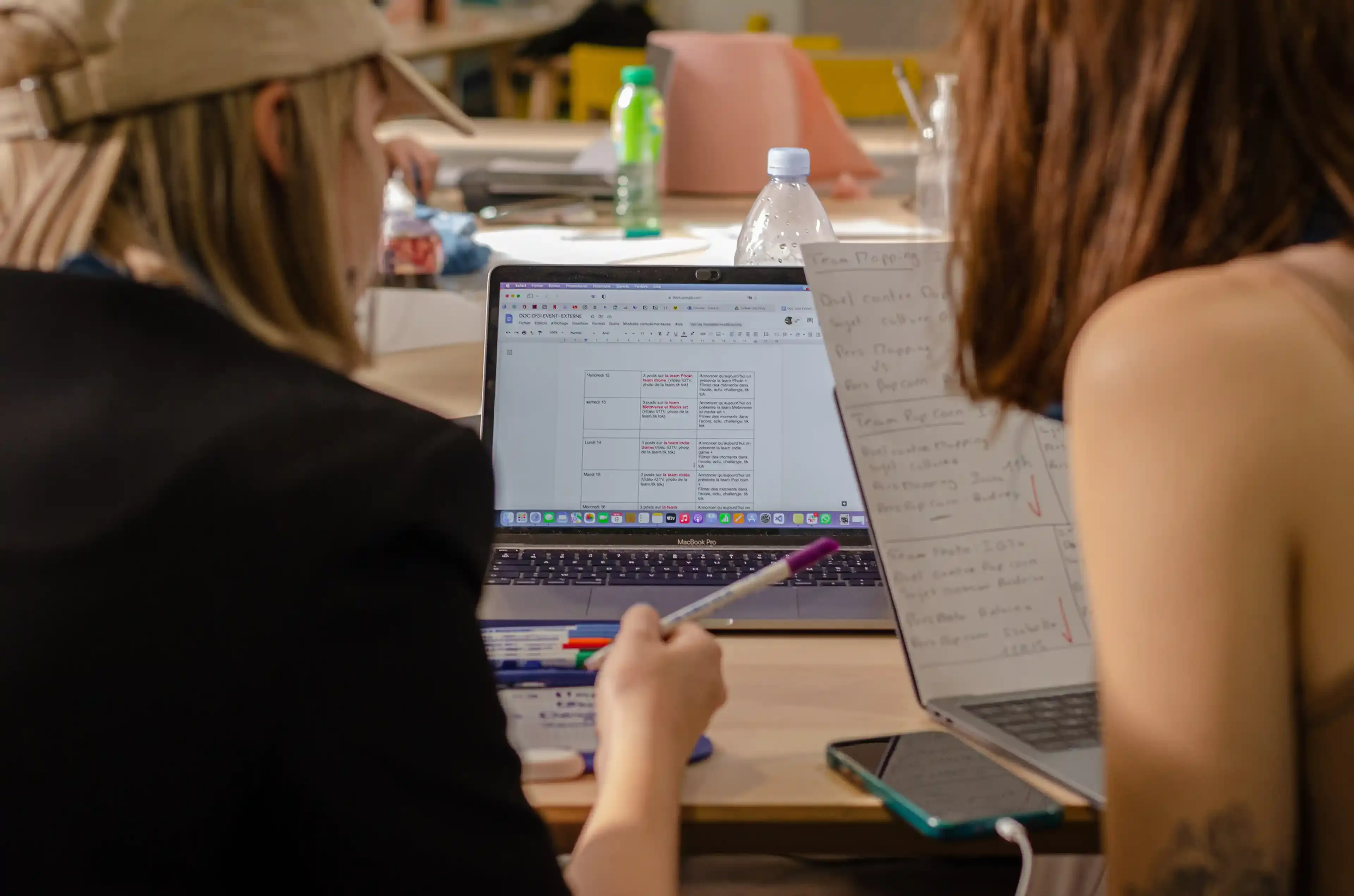 Des étudiants qui travaillent en classe sur Google AI.