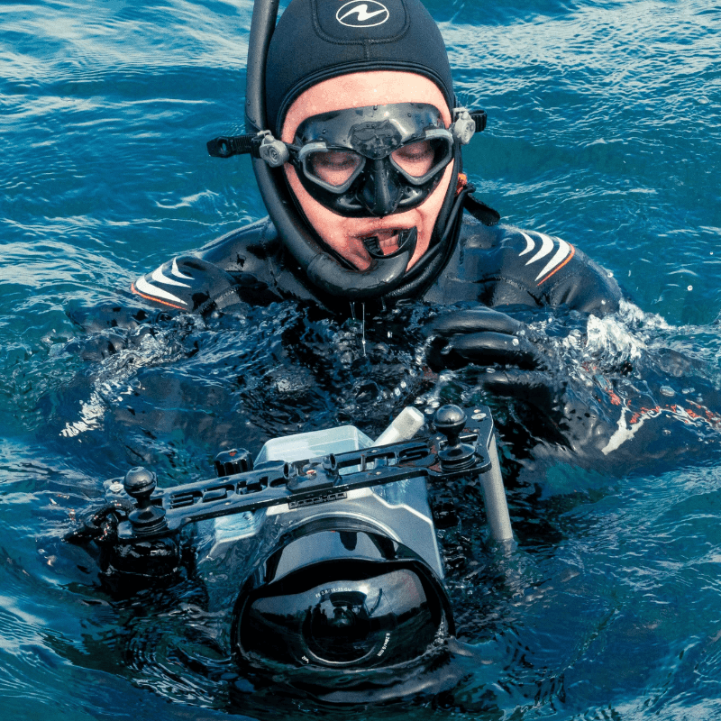Appareil photo dans une caisse spéciale pour le tournage sous l'eau