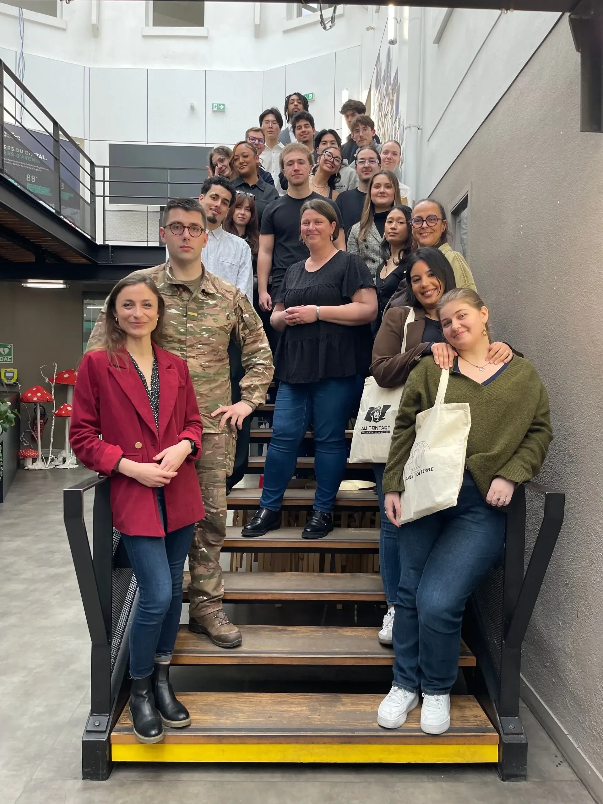 Photo de groupe d’étudiants de l’ESD dans le cadre d’un projet avec l’Armée de Terre