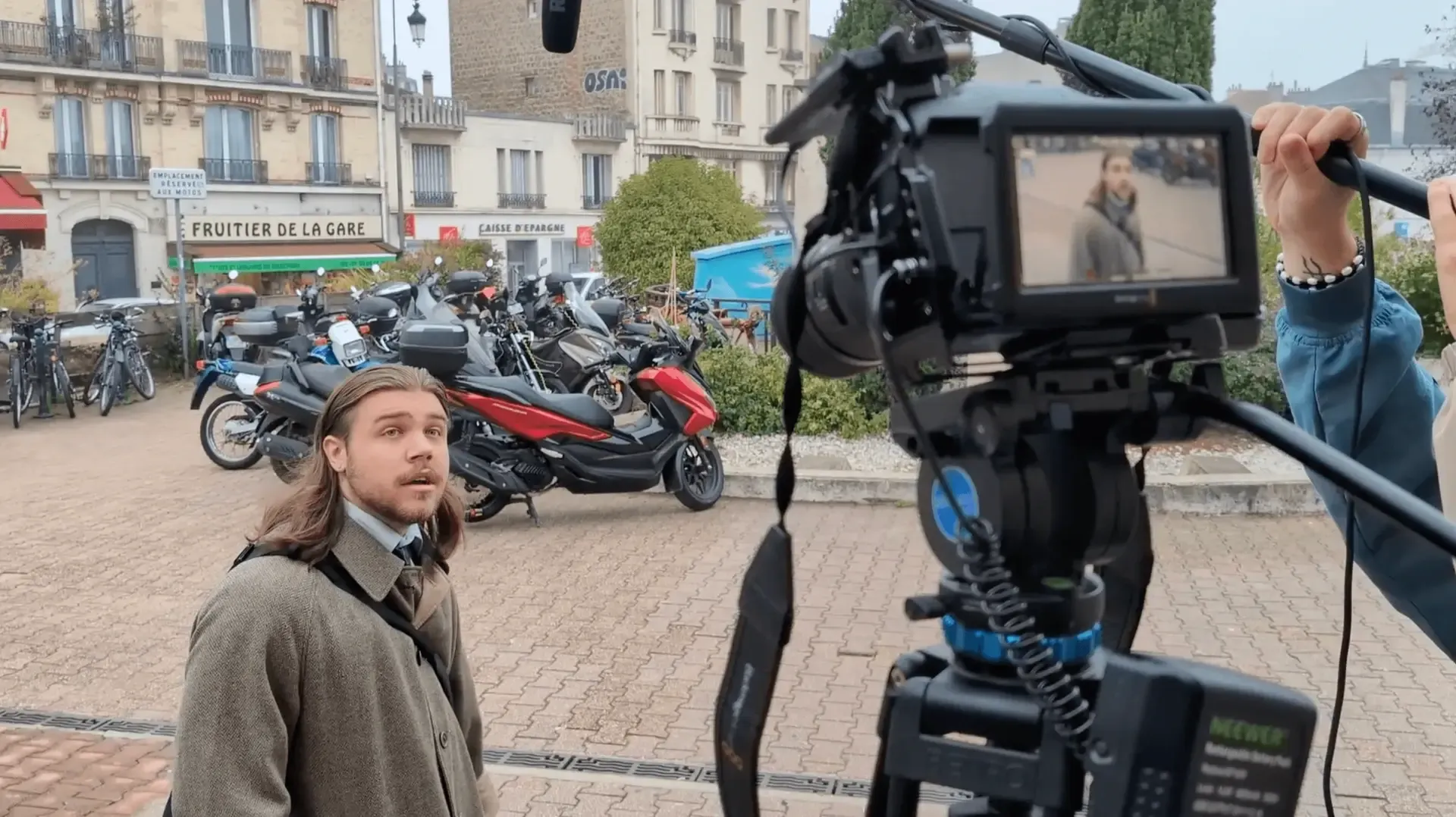 Étudiant réalisant un tournage à Paris pour un projet audiovisuel