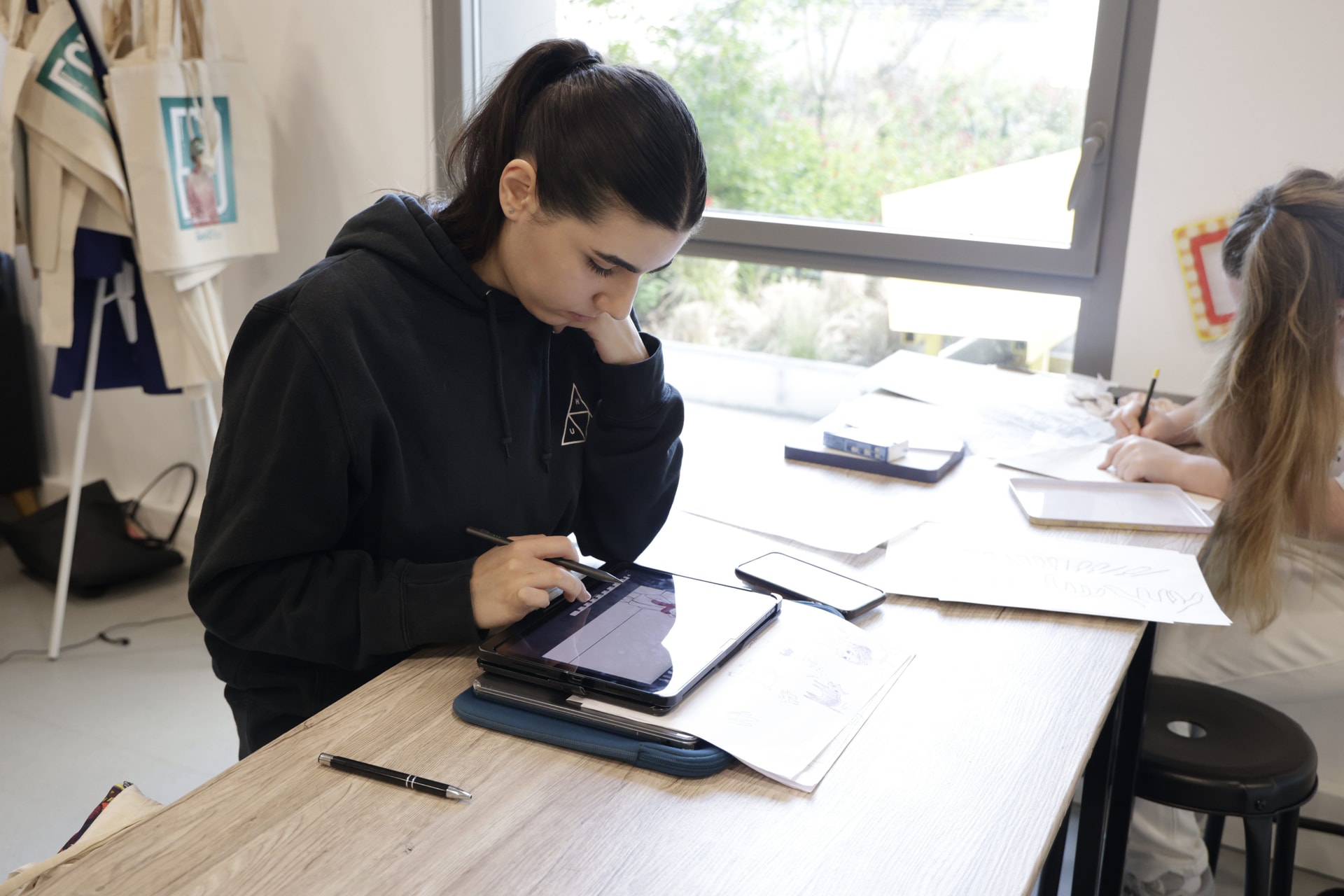 Étudiante qui dessine sur sa tablette graphique pour le workshop esd