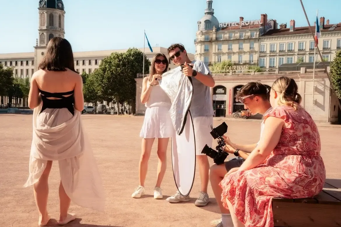 Les étudiants lyonnais en tournage pour réaliser un clip musical.
